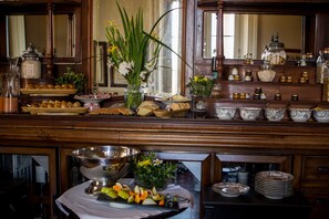 Frühstück, Mittagessen, Abendessen, lokale und internationale Küche