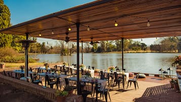 Se sirven desayunos, almuerzos y cenas; cocina local e internacional