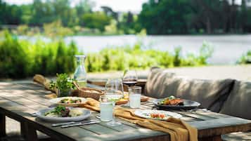 Breakfast, lunch, dinner served; local and international cuisine