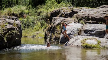 Een natuurlijke omgeving met rotsachtig terrein en een waterpartij.