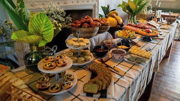 Se sirven desayunos, almuerzos y cenas; cocina local e internacional