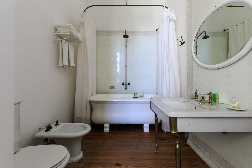 Un baño con bañera, inodoro y lavamanos.