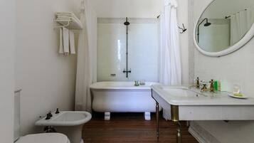 Un baño con bañera, inodoro y lavamanos.