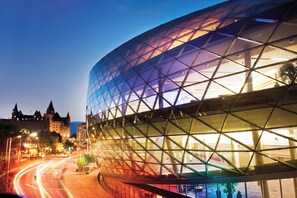 A modern building with a glass facade and a geometric design. - Holiday Inn Express & Suites Downtown Ottawa East by IHG (Ottawa)