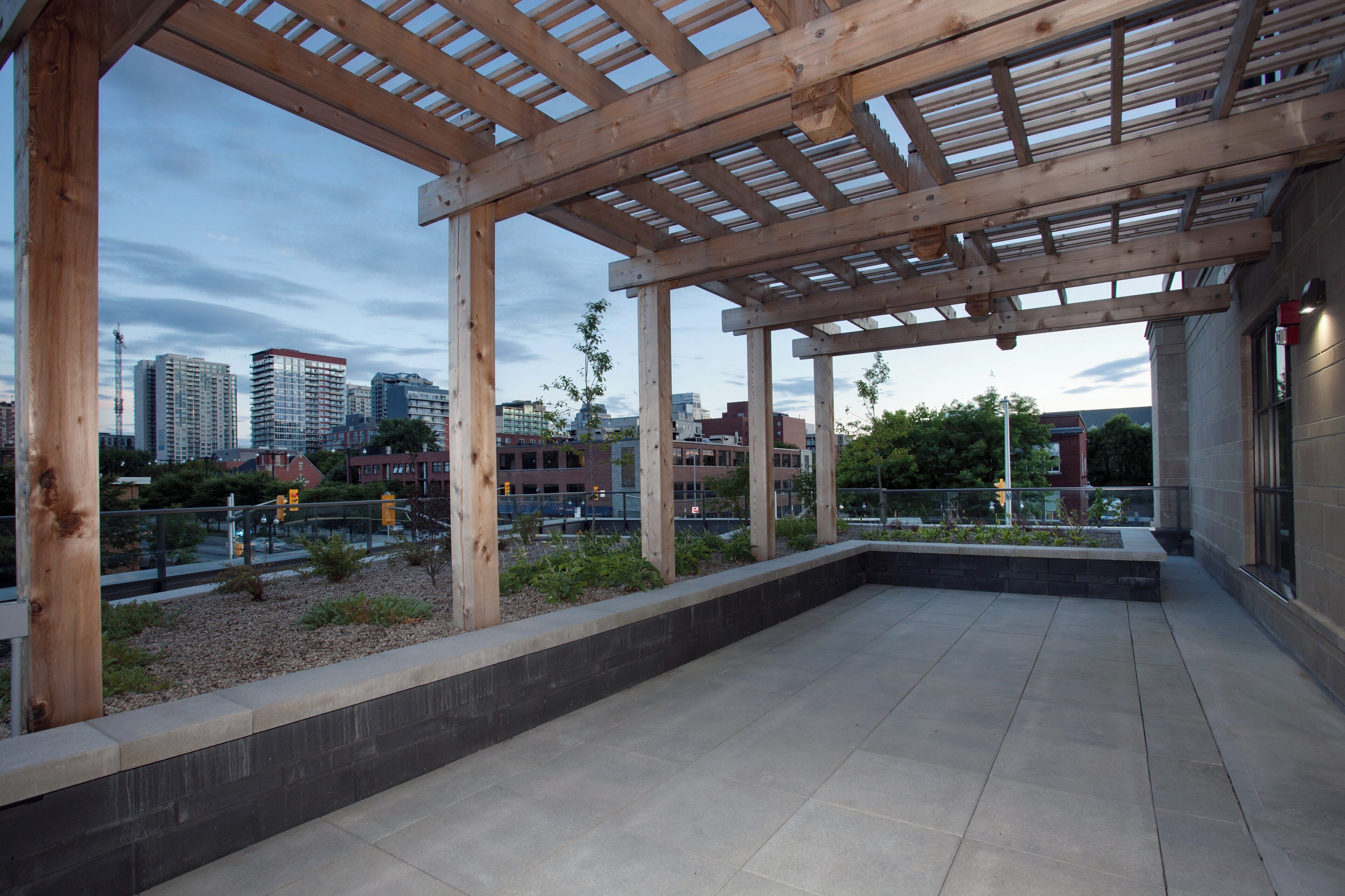 Un patio techado al aire libre con vistas a un paisaje urbano.