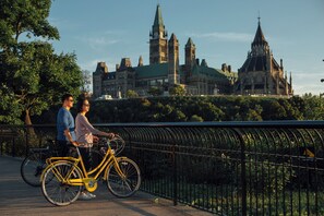 A couple on a bridge with a historic building in the background. - Holiday Inn Express & Suites Downtown Ottawa East by IHG (Ottawa)