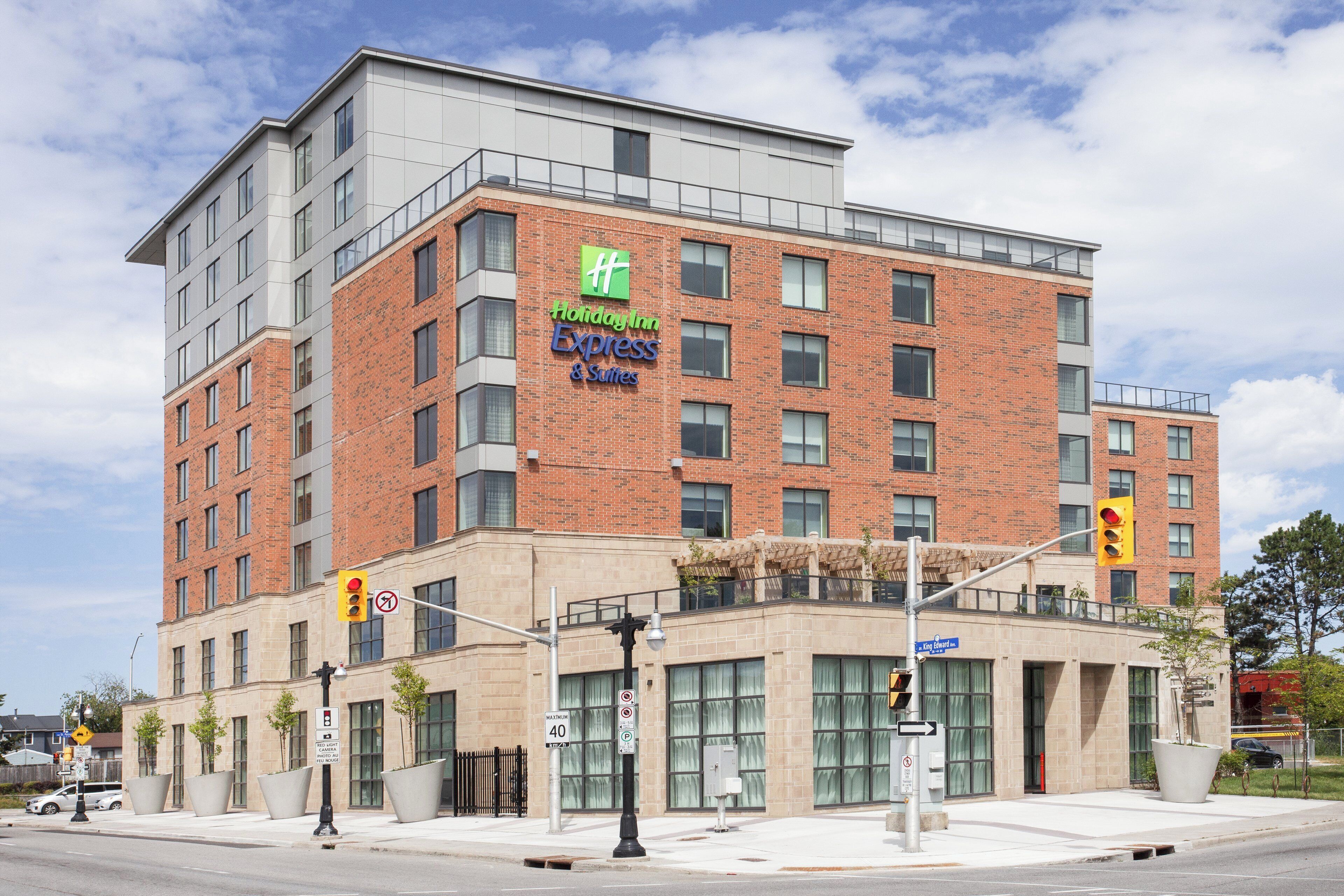 Un hotel Holiday Inn Express & Suites con fachada de ladrillo, ventanas grandes y techo plano.