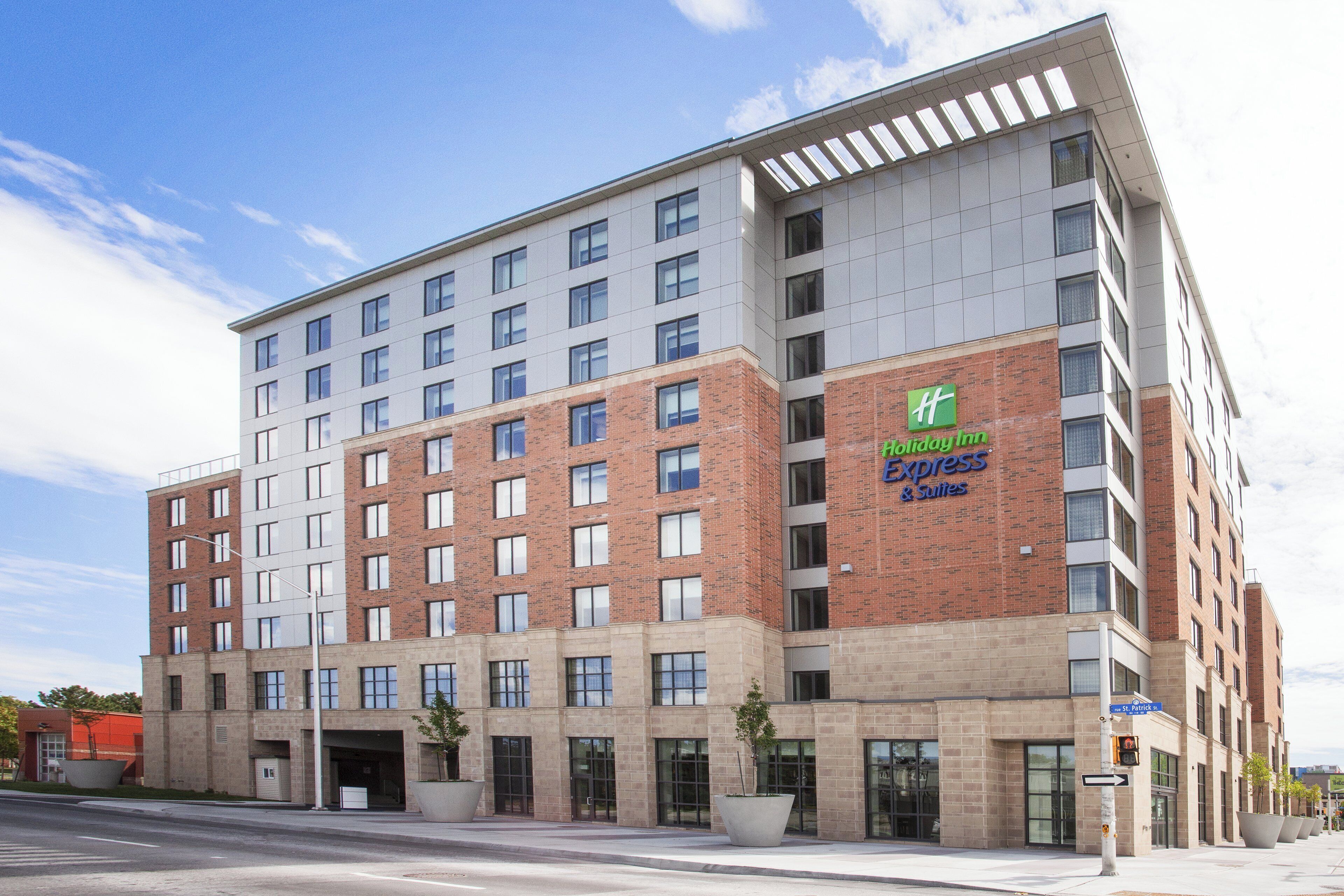 Een Holiday Inn Express & Suites hotel met een bakstenen gevel en veel ramen.