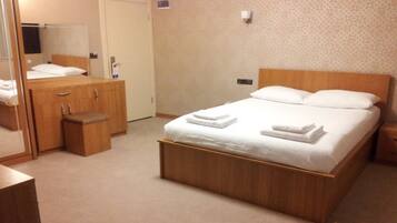 Minibar, escritorio, wifi gratis y ropa de cama