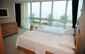 标准双人房或双床房 | 迷你吧、办公桌、免费 WiFi、床单