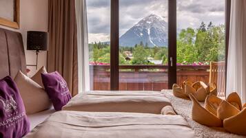 Chambre Double Panoramique, balcon, vue montagne | Coffres-forts dans les chambres, rideaux occultants