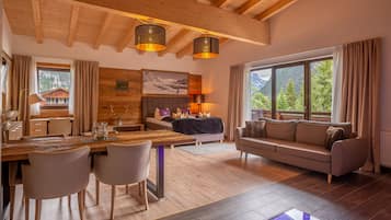 高级公寓, 2 间卧室, 阳台, 山景 | 起居区 | LED 电视