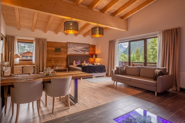 Superior Apartment, 2 Bedrooms, Balcony, Mountain View | Living area - Hotel Alpennest (Leutasch)