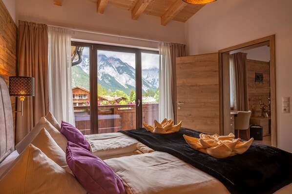 Superior-Apartment, 2 Schlafzimmer, Balkon, Bergblick | Zimmersafe, Verdunkelungsvorhänge, Bügeleisen/Bügelbrett, Babybetten
