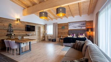 Departamento superior, 2 habitaciones, balcón, vista a la montaña | Área de sala de estar | Televisión LED