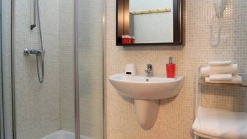 Kamar Double (Rossa) | Kamar mandi | Shower, pancuran hujan, jubah mandi, dan kloset