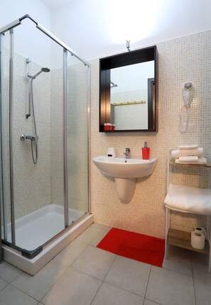 Chambre Double (Rossa) | Salle de bain | Douche, douche à « effet pluie », peignoirs, bidet