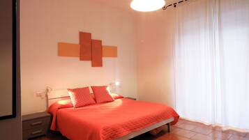 Kamar Double (Arancio) | Meja kerja, setrika/meja setrika, Wi-Fi gratis, dan seprai linen