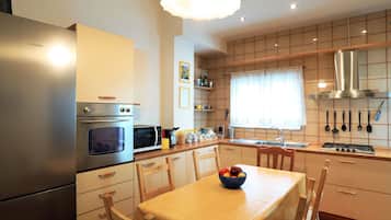 Habitación doble (Rossa) | Cocina privada | Frigorífico, microondas, horno y placa de cocina