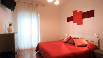Kamar Double (Rossa) | Meja kerja, setrika/meja setrika, Wi-Fi gratis, dan seprai linen