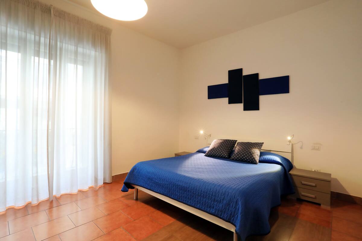 Escritorio, tabla de planchar con plancha, wifi gratis y ropa de cama 