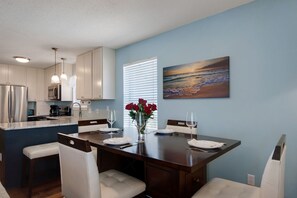 Dining - Happy as a Clam in Villas 221 (Navarre)