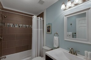 Combined shower/bathtub, hair dryer, towels, soap - Happy as a Clam in Villas 221 (Navarre)