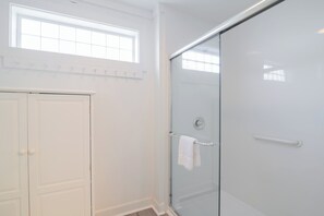 Shower, towels - Dutch Courage 5 bedroom on Pawley Island (Pawleys Island)