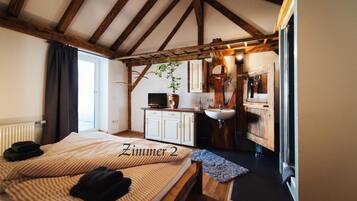 Hochwertige Bettwaren, Minibar, individuell dekoriert