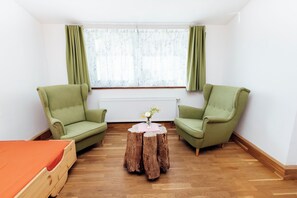 Exclusive Double Room | Ruang tamu | TV LCD 