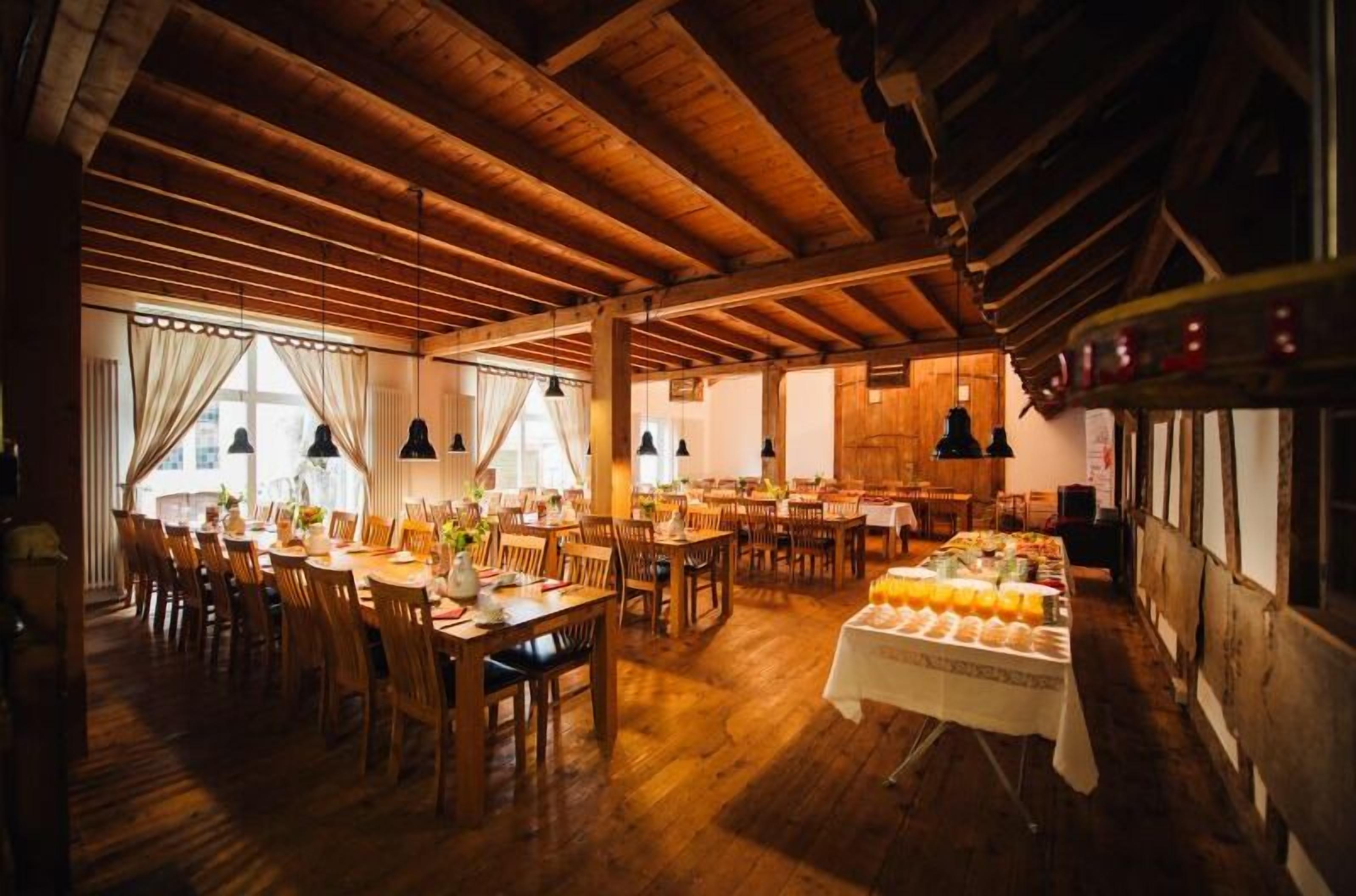 Bữa sáng buffet hàng ngày (10 EUR/mỗi người) 