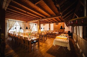 Petit déjeuner buffet (10 EUR par personne)