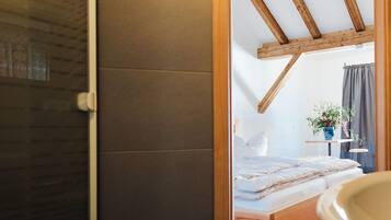 Exclusive-Doppelzimmer, 1 King-Bett, Balkon (with Extra bed) | Badezimmer | Handtücher
