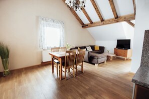 Appartement, 2 slaapkamers (excl. cleaning fee) | Woonkamer | Lcd-televisie