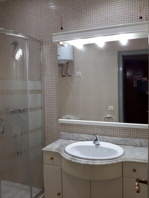 Shower, bidet - COMA-RUGA APARTMENT IN FIRST LINE OF SEA ON BEACH, IN PERFECT CONDITION (Coma-Ruga)
