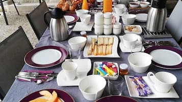 Se sirven cenas y cocina local