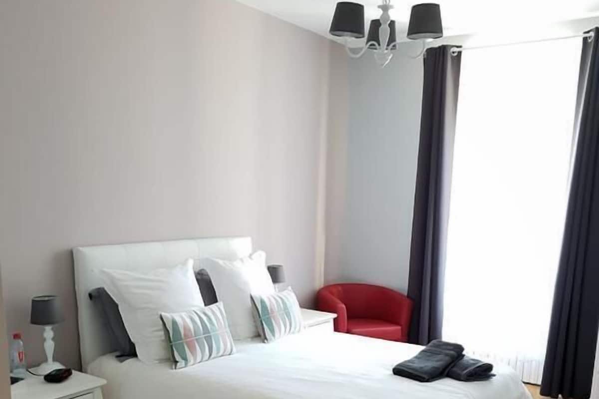 Family Room (Guinettes) | 1 bedroom, premium bedding, desk, free WiFi