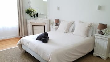 Habitación doble, vista a la alberca (Lillet) | 1 habitación, ropa de cama de alta calidad, escritorio y wifi gratis