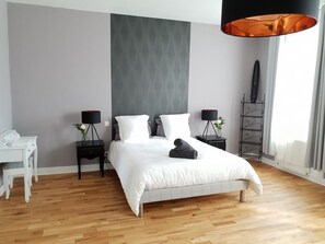 Habitación Deluxe doble, 1 habitación (Cognac) | Ropa de cama de alta calidad, escritorio, wifi gratis y ropa de cama