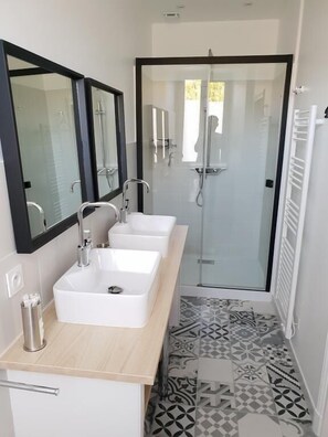 Doppelzimmer (Liquoreuse) | Badezimmer | Kostenlose Toilettenartikel, Haartrockner, Bademäntel, Handtücher