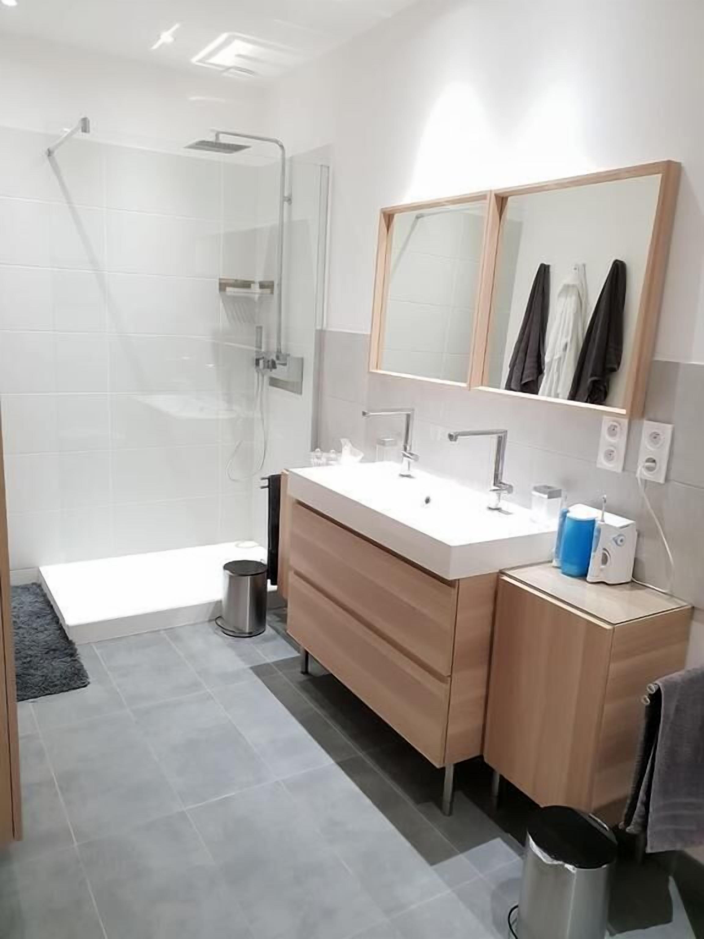 family room (guinettes) | bathroom | free toiletries, hair dryer, bathrobes, towels