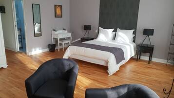 Deluxe tweepersoonskamer, 1 slaapkamer (Cognac) | Luxe beddengoed, een bureau, gratis wifi, beddengoed