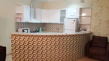 Kühlschrank, Mikrowelle, Wasserkocher mit Kaffee-/Teezubehör