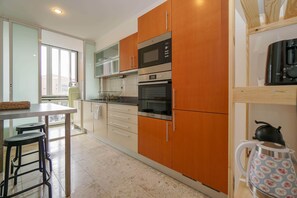 Een koelkast, een microgolfoven, een oven, een kookplaat