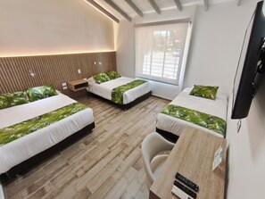 Superior-Dreibettzimmer | Allergikerbettwaren, Minibar, Zimmersafe, laptopgeeigneter Arbeitsplatz