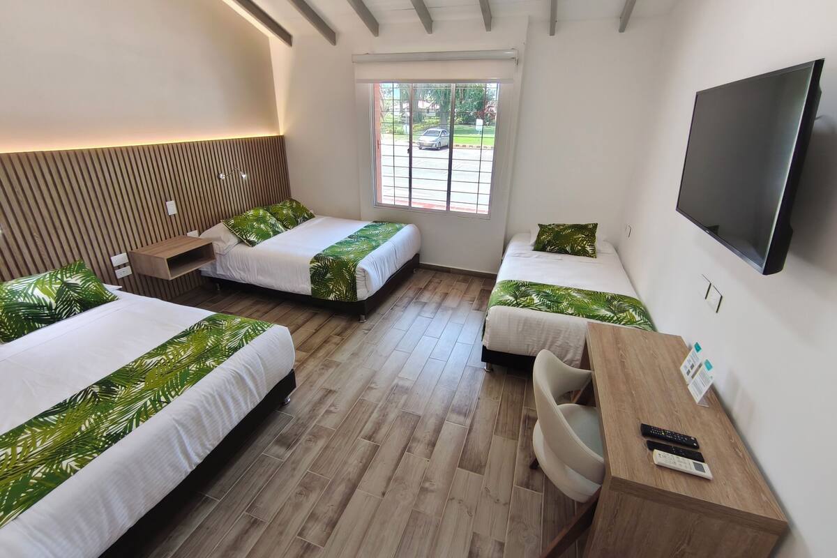 Kamar Quadruple Superior | 1 kamar tidur, minibar, brankas, dan tirai kedap cahaya