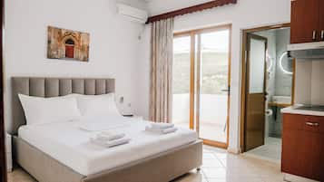 Double Room, Mountain View | Desk, iron/ironing board, free WiFi