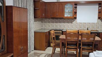 Studio, Balcony | Private kitchen | Fridge, oven, stovetop, cookware/dishes/utensils