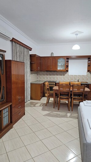 Studio, Balcony | Private kitchen | Fridge, oven, stovetop, cookware/dishes/utensils - Vila Malo (Ksamil)