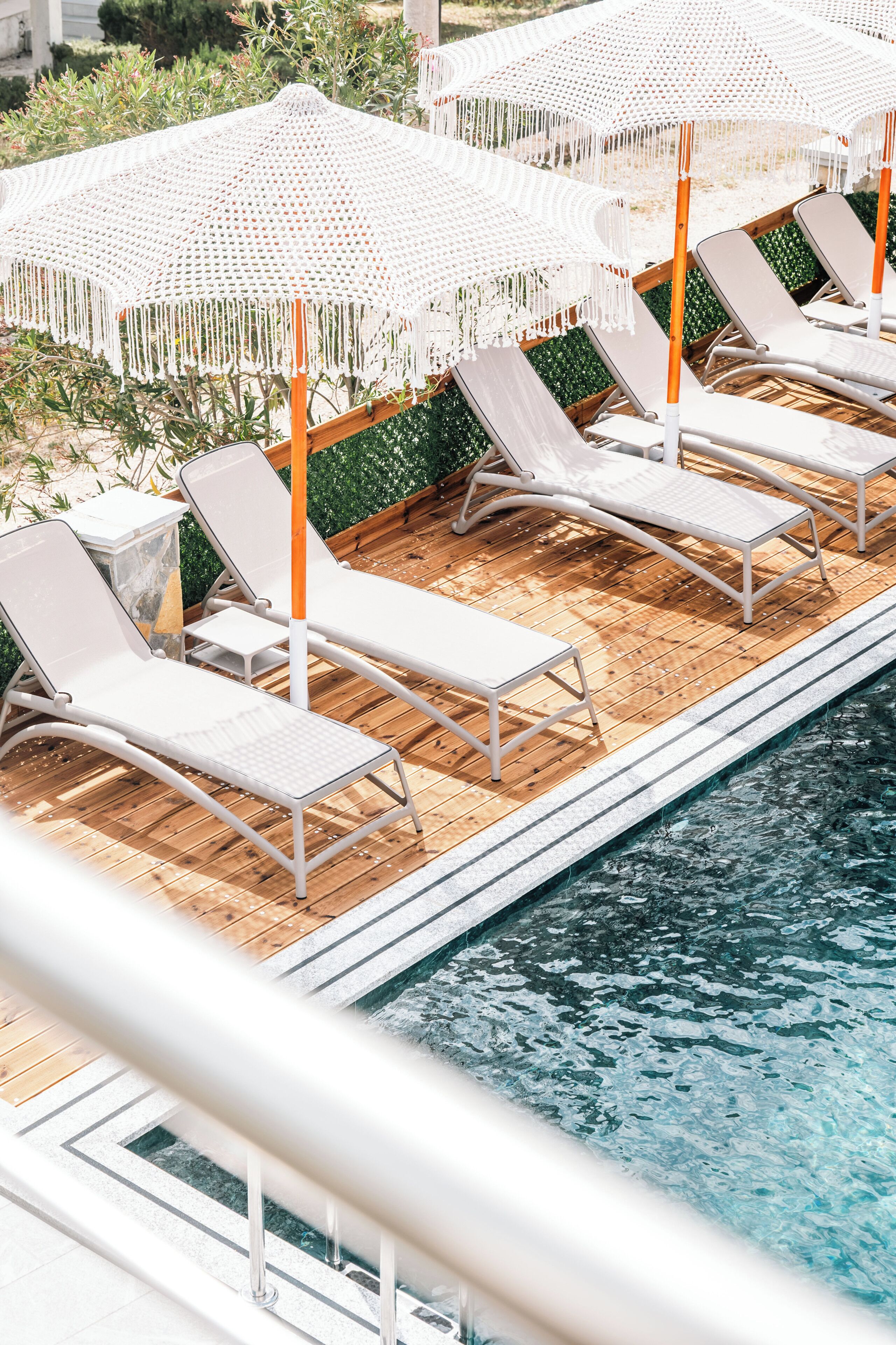 Una piscina al aire libre de temporada